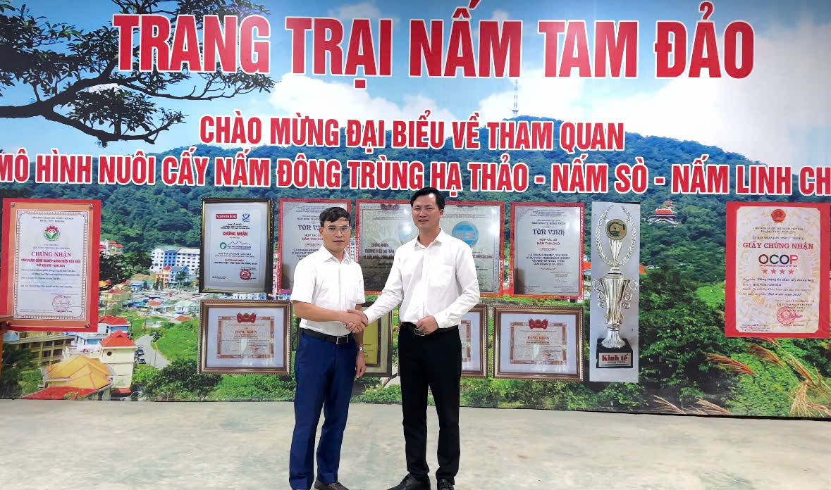 Ông Bùi Trung Thướng đứng bên trái chụo ảnh cùng Giám đốc HTX Nấm Tam Đảo.